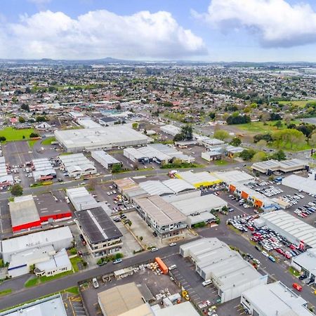 Central Manukau Escape Auckland Exterior photo