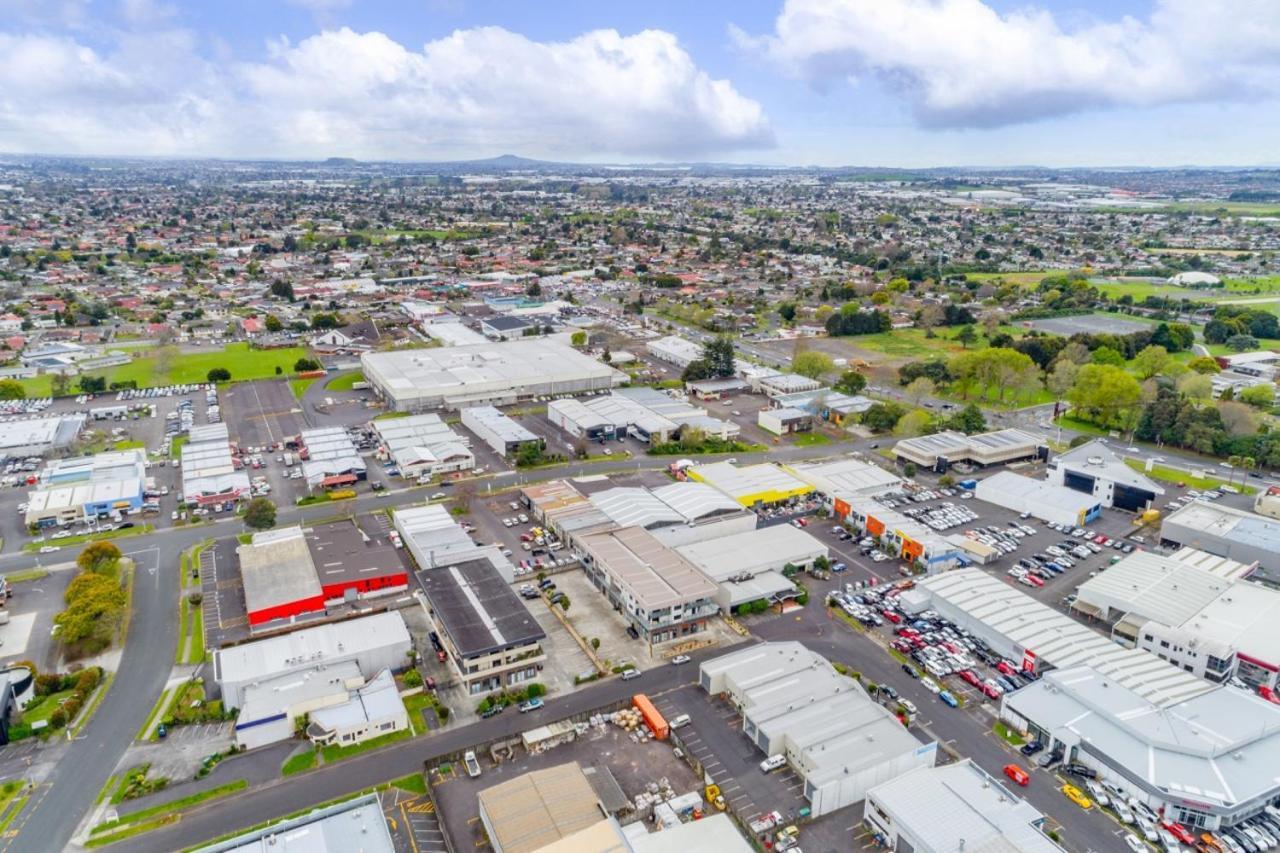 Central Manukau Escape Auckland Exterior photo