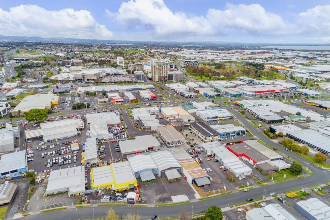 Central Manukau Escape Auckland Exterior photo